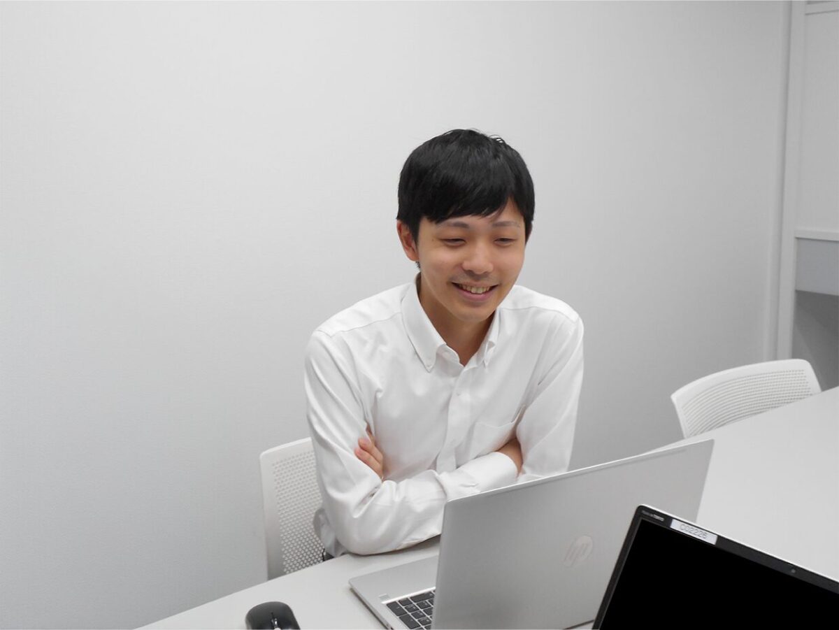 ミーティング中のK.Sを撮影した写真